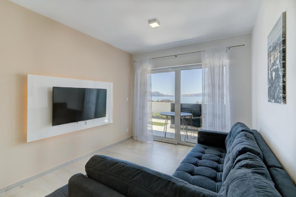 TV a/nebo společenská místnost v ubytování APARTMANI OLIMP1