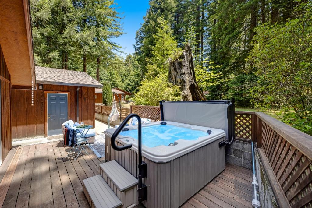 een hot tub op het terras van een huis bij Surfwood Getaway in Mendocino
