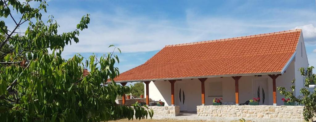 a house with a red roof at Apartmani Dejan in Skradin