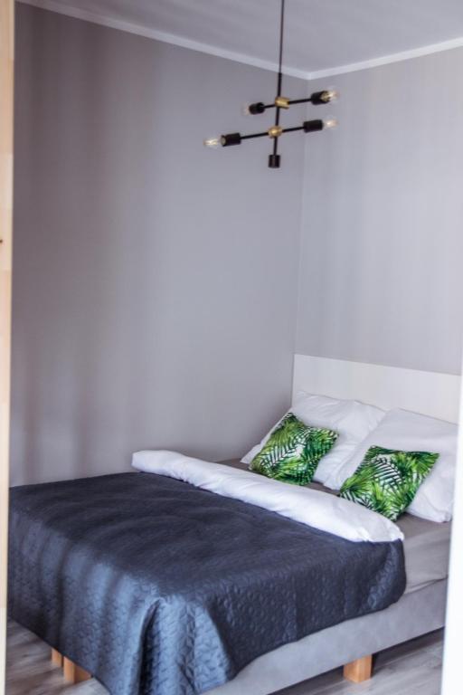 Łóżko lub łóżka w pokoju w obiekcie Apartamenty Długa 6