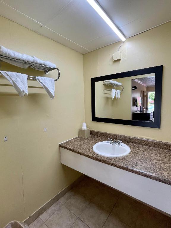 Economy Motel - Double Room With Two Double Beds - Non-Smoking