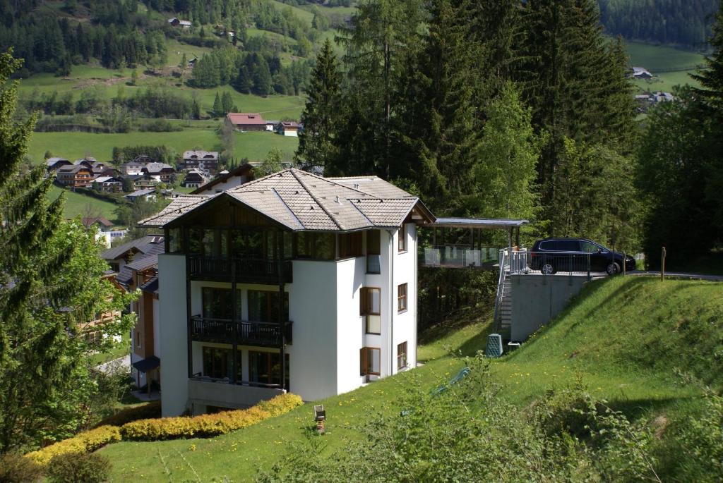 una casa al lado de una colina en Haus im Turm, en Bad Kleinkirchheim