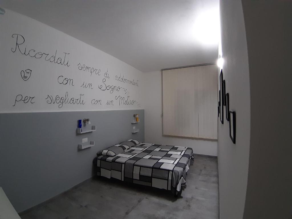A bed or beds in a room at CASA ALEXSA Intero appartamento o CAMERA ALEXSA Camera matrimoniale con patio