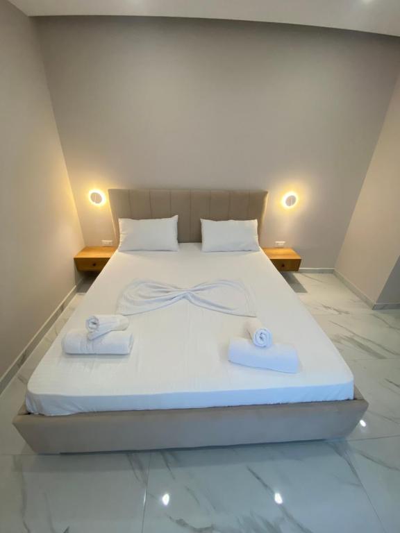 Postel nebo postele na pokoji v ubytování Hotel Margjokaj