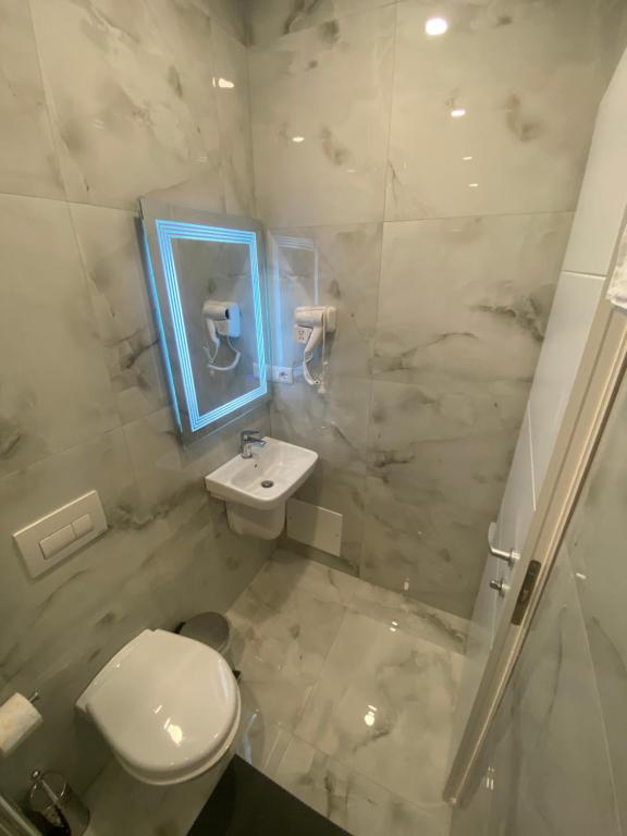 Koupelna v ubytování Hotel Margjokaj
