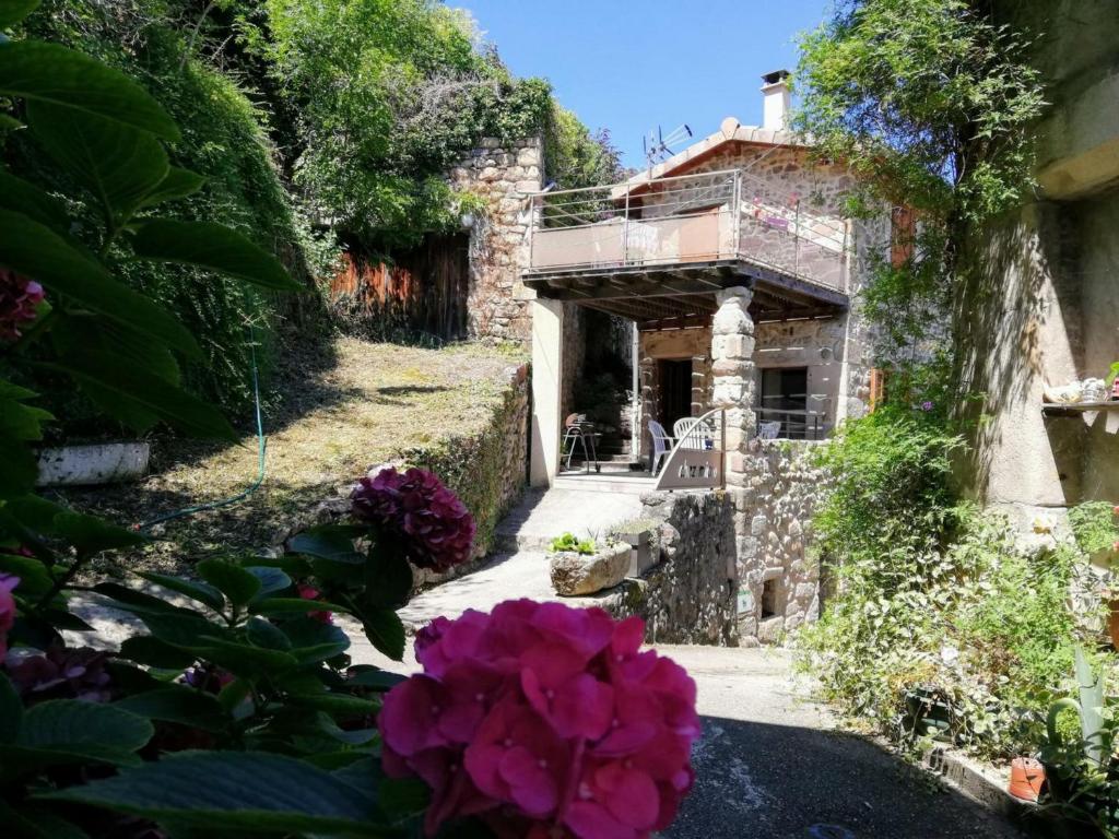 stary kamienny dom z kwiatami przed nim w obiekcie Gîte Malleval, 3 pièces, 4 personnes - FR-1-496-40 w mieście Malleval