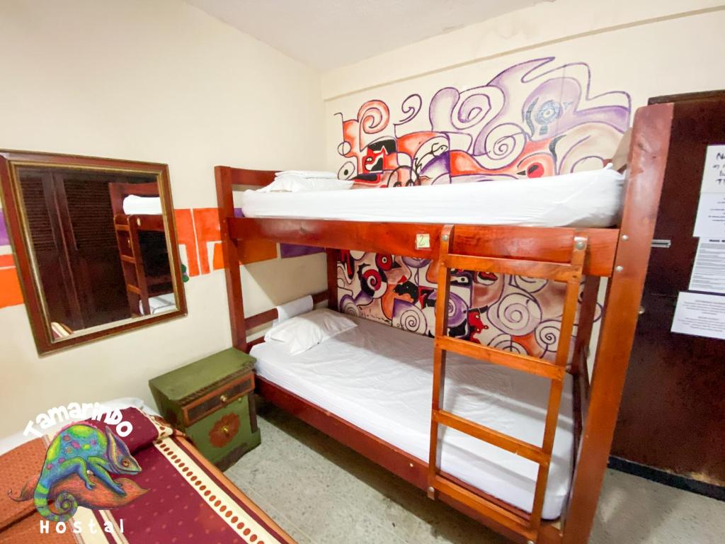 Bunk bed o mga bunk bed sa kuwarto sa Tamarindo Hostel
