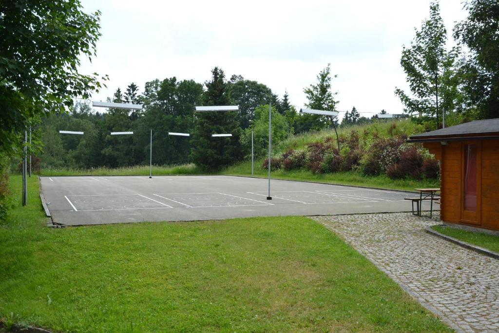 Tenis a/nebo squash v ubytování LummersDorf nebo okolí