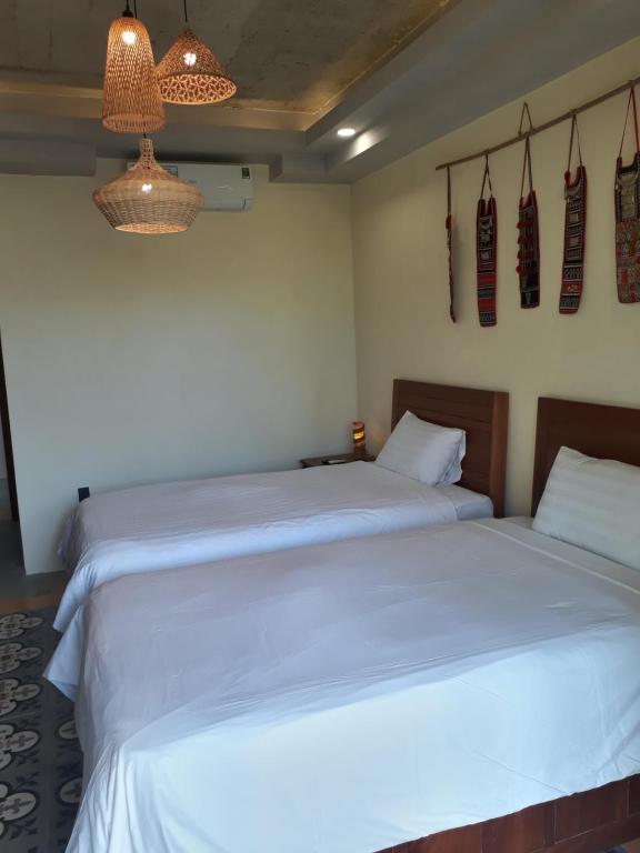 Postel nebo postele na pokoji v ubytování Pink Tulip Hoi An