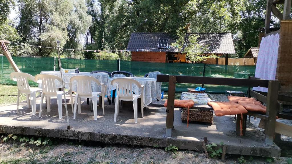 גינה חיצונית ב-EXIT Camping with bungalow, mobile home, tents, and empty spots with private acces to the beach