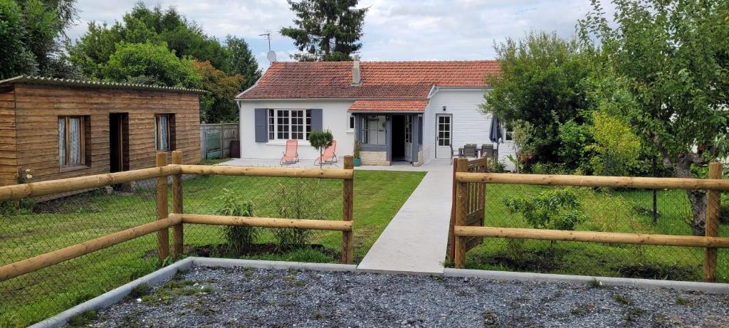 una valla de madera frente a una casa en La parenthèse, en Honfleur