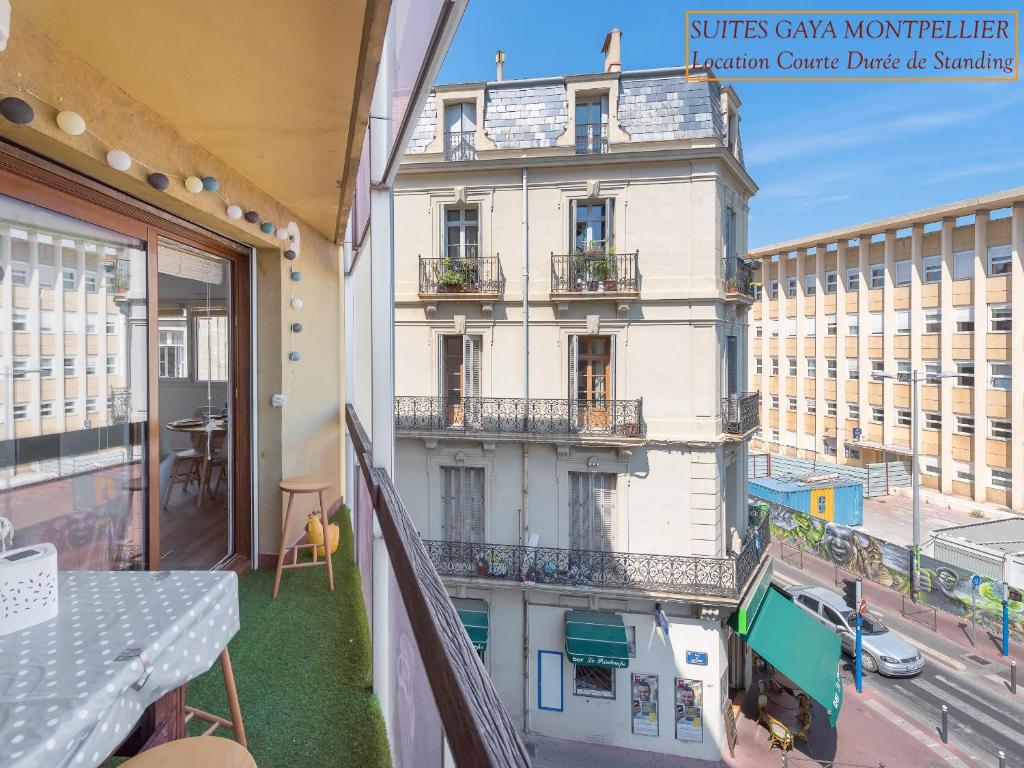 Apartamento con balcón con vistas a un edificio en Appart - Suites Gaya Centre Ville, en Montpellier