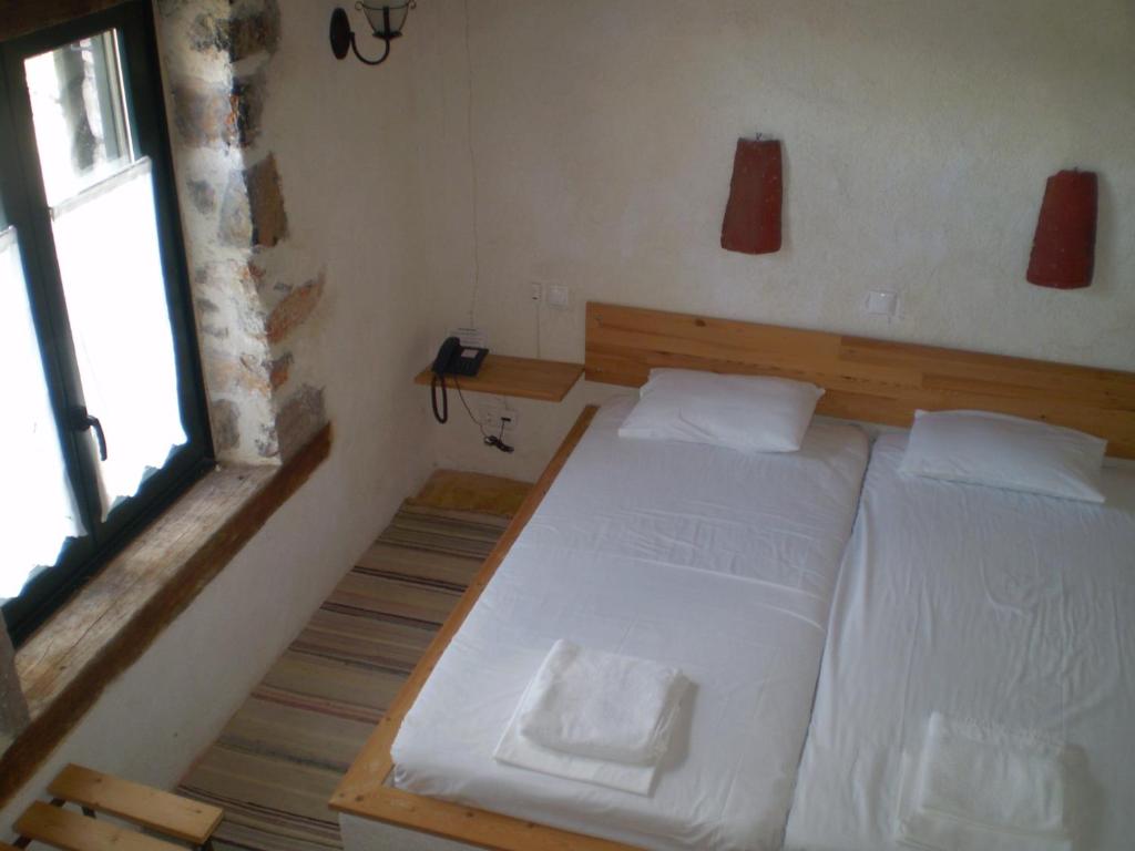 Postel nebo postele na pokoji v ubytování Arachovitika Kalivia