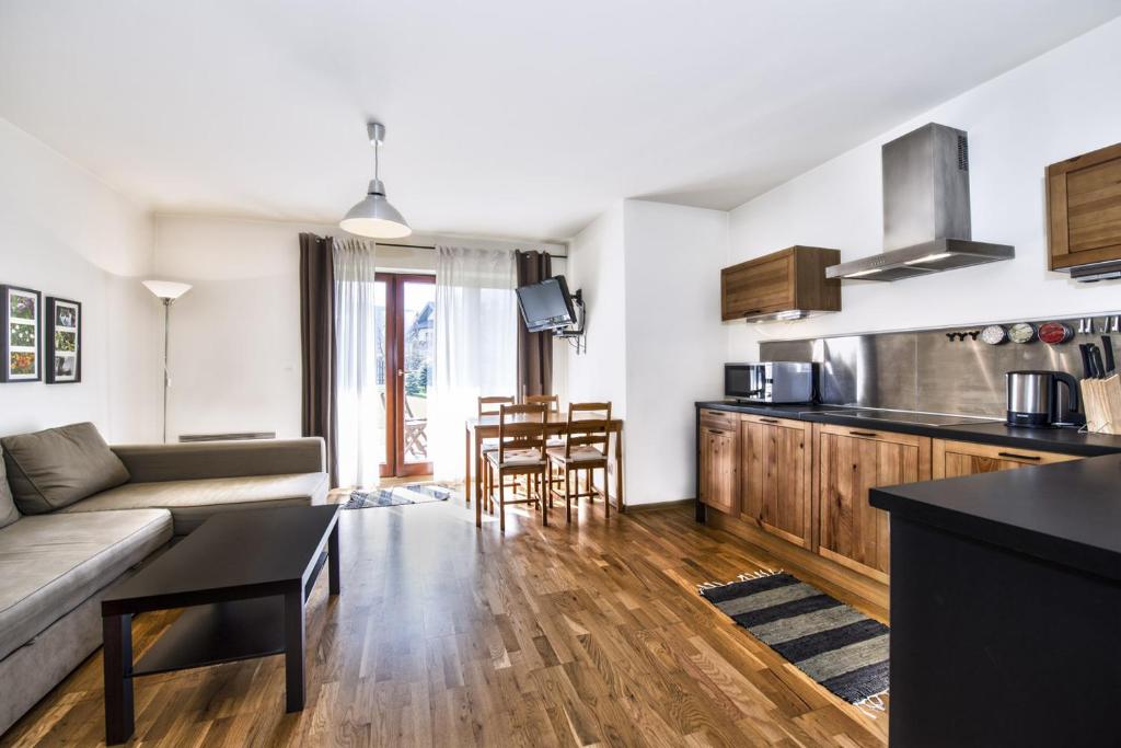 Kuchyňa alebo kuchynka v ubytovaní Apartamenty Sun & Snow Kościelisko Chotarz z basenem