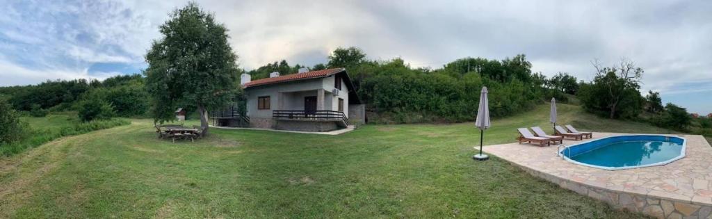 Bazén v ubytování Talin Raj nebo v jeho okolí
