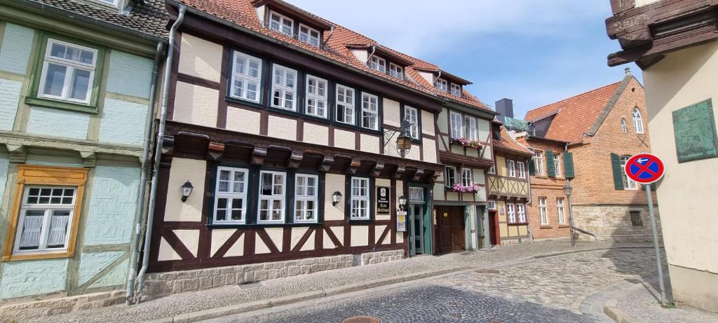 an old building on a street in a town at Hotel Zum Schloss in Quedlinburg