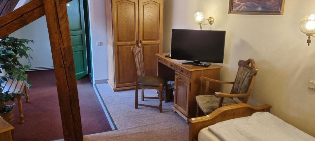 TV a/nebo společenská místnost v ubytování Hotel Zum Schloss