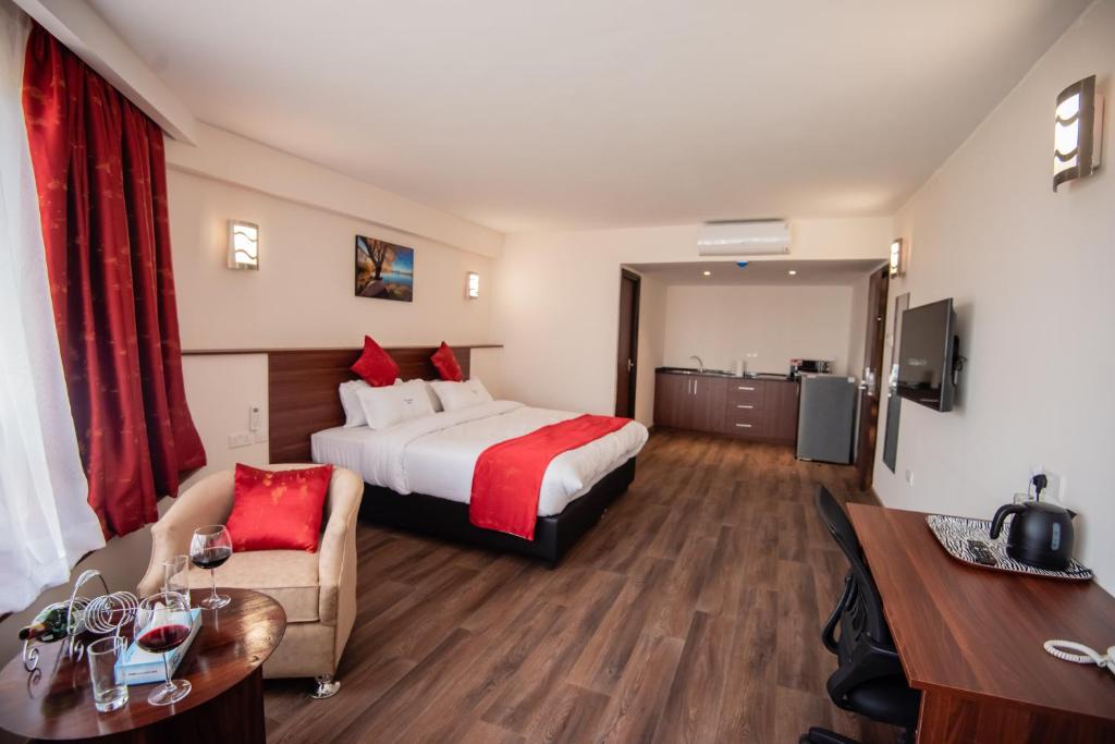 Uma cama ou camas num quarto em The Crossroads Hotel, Westlands