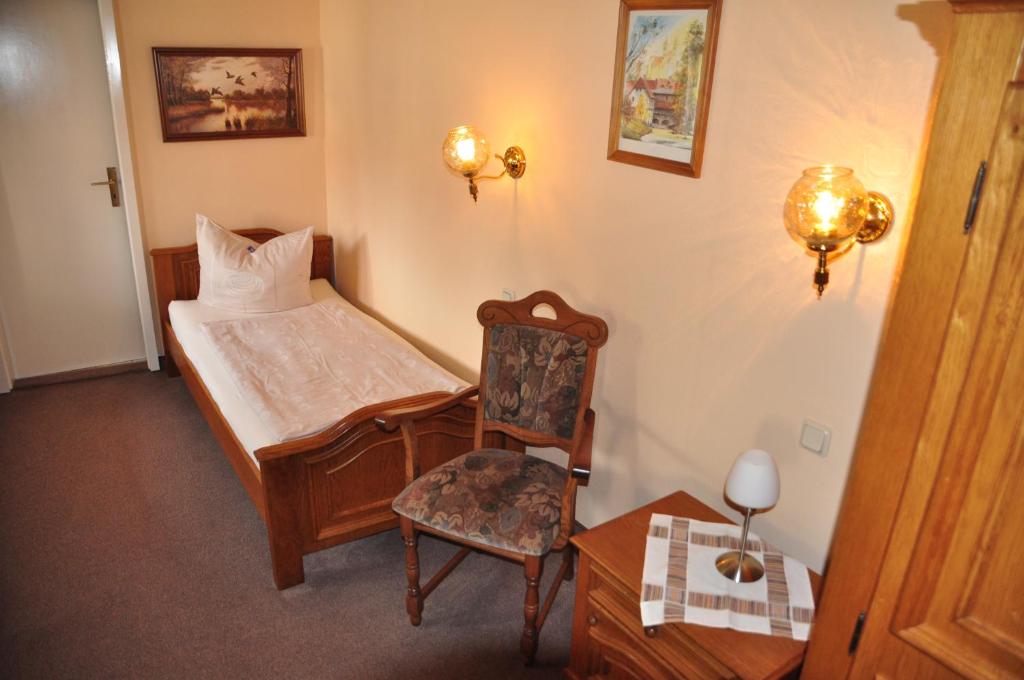 Postel nebo postele na pokoji v ubytování Hotel Zum Schloss