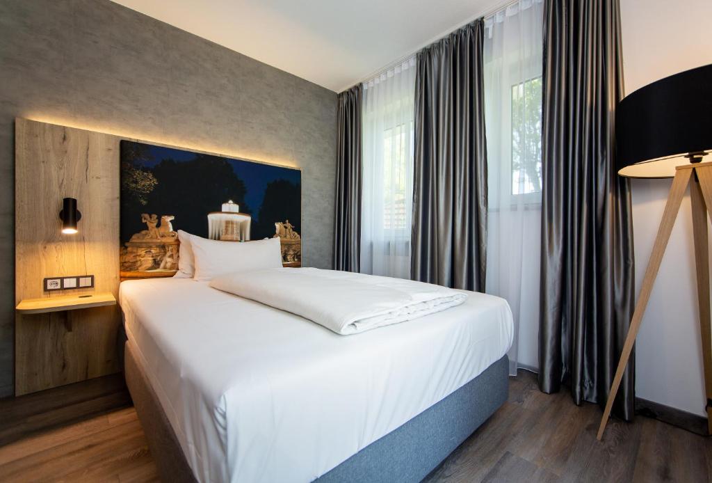 Postel nebo postele na pokoji v ubytování Arcus Hotel München Messe