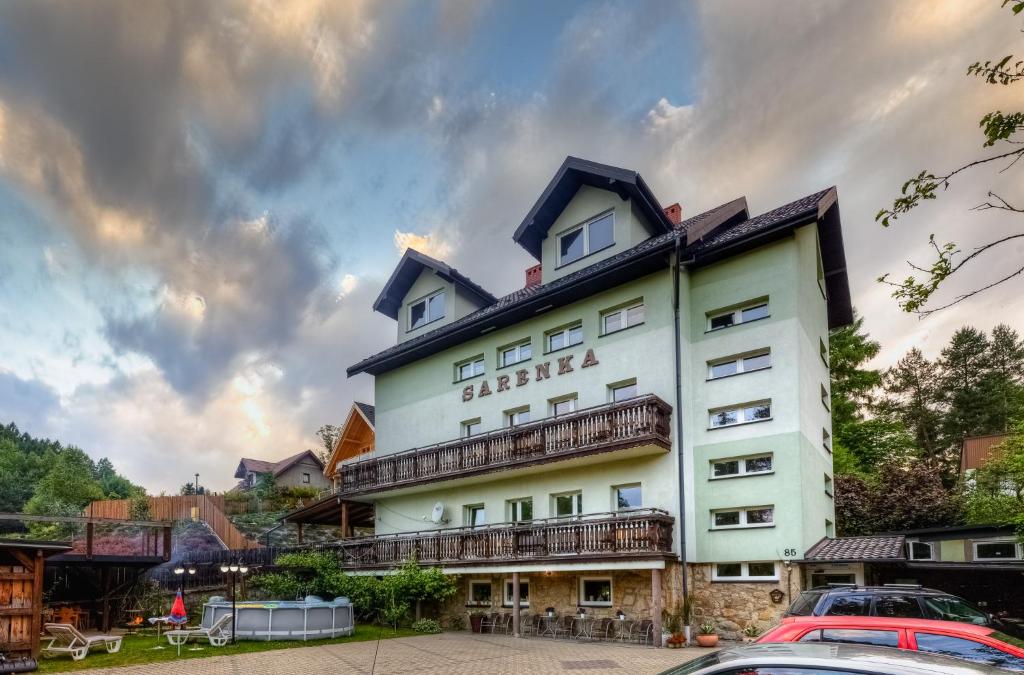 un gran edificio blanco con balcón en Sarenka, en Krynica-Zdrój