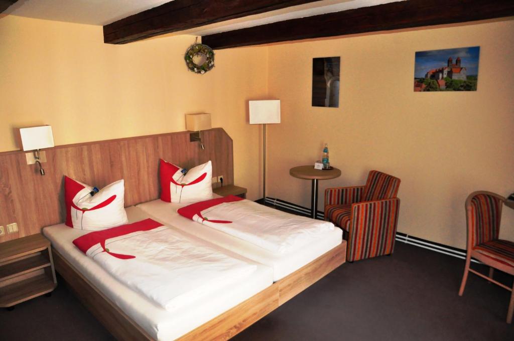 Postel nebo postele na pokoji v ubytování Hotel Zum Schloss