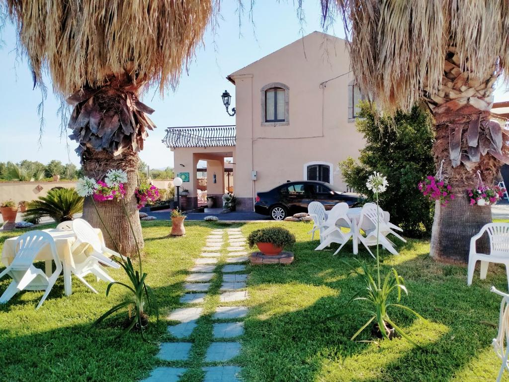 a grassy area with lots of plants and trees at Villa Laura Apartment in Giardini Naxos