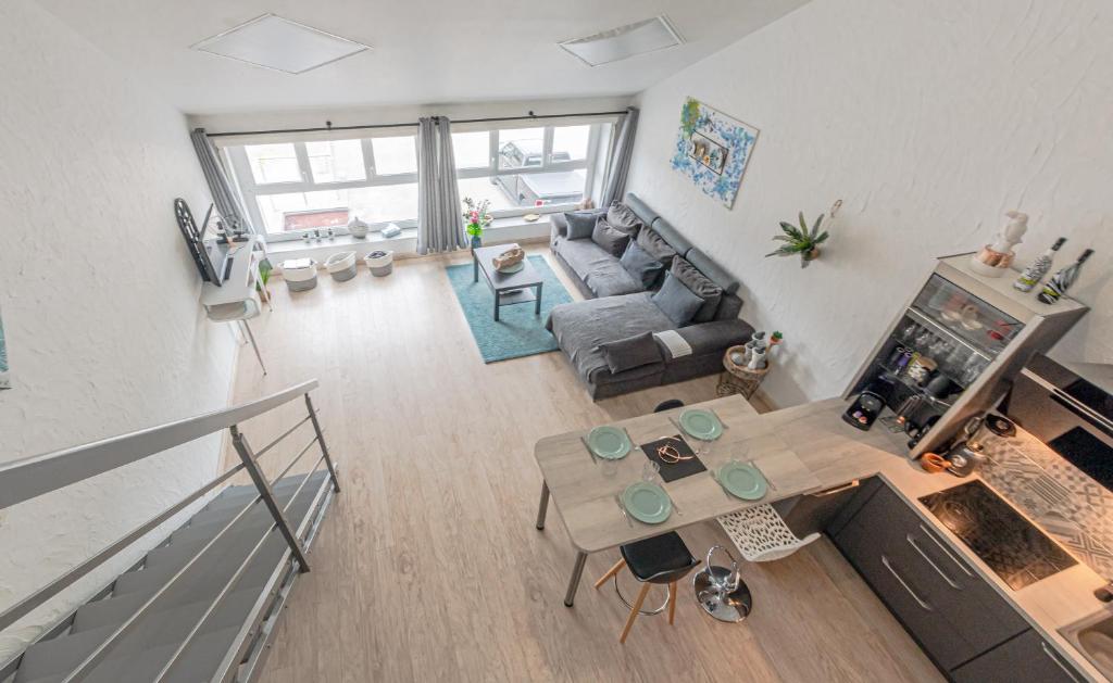 an overhead view of a living room with a table at Le Cocon Loft Metz Luxembourg Un-Séjour-à-Part in Amnéville