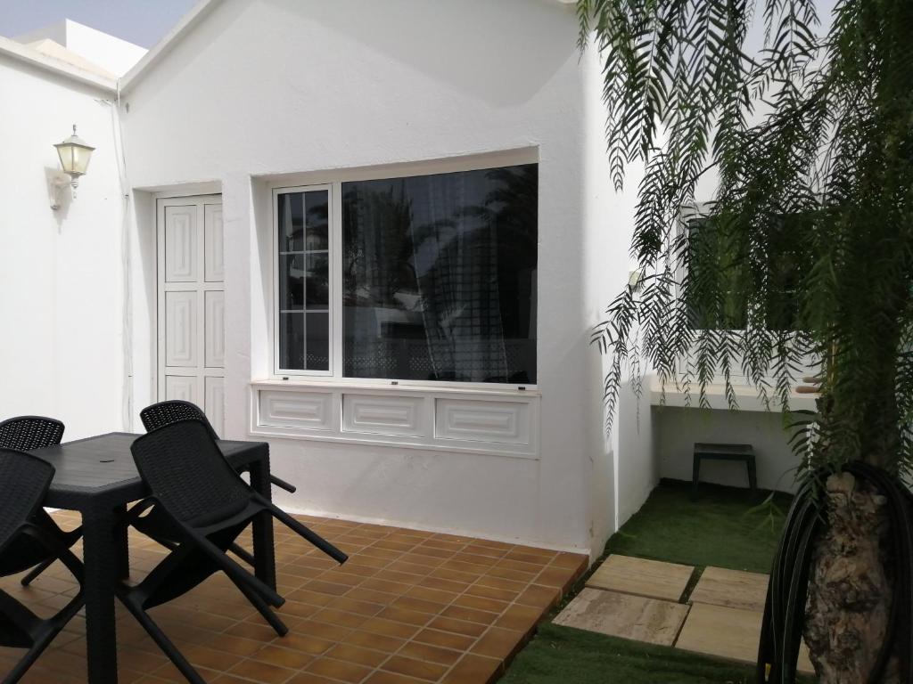 A garden outside Bungalow Mariano 140