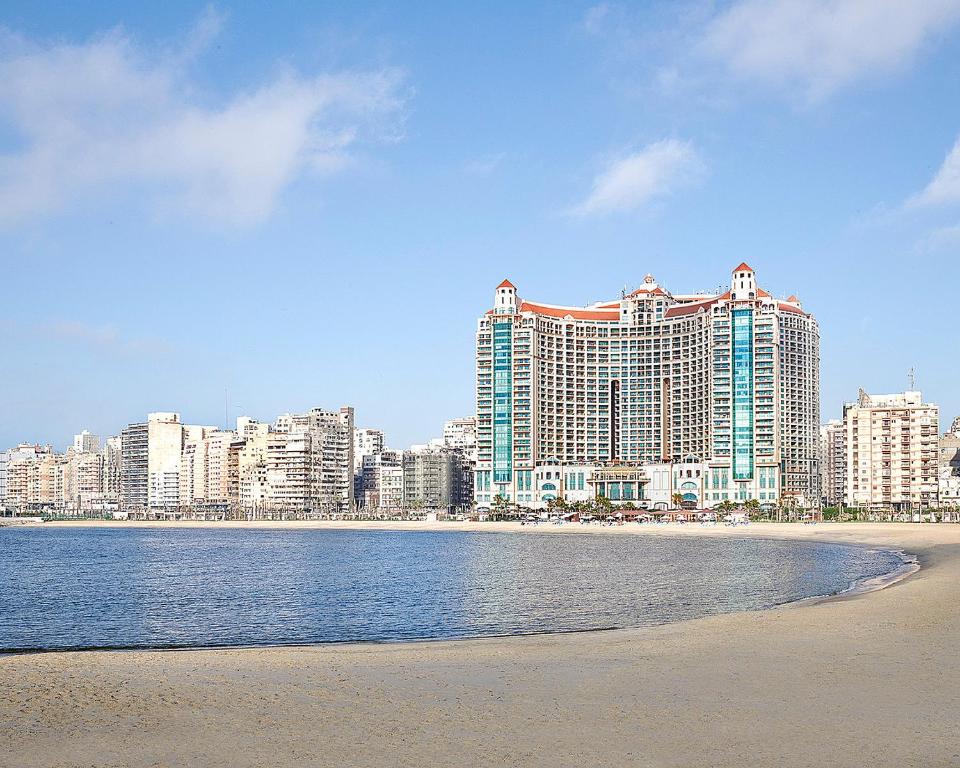 vistas a una ciudad con playa y edificios en Four Seasons Hotel Alexandria At San Stefano, en Alejandría