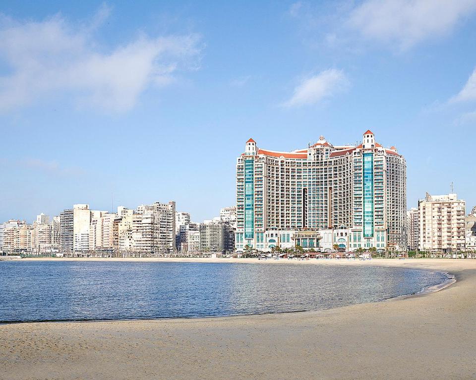 vistas a una ciudad con playa y edificios en Four Seasons Hotel Alexandria At San Stefano en Alexandría