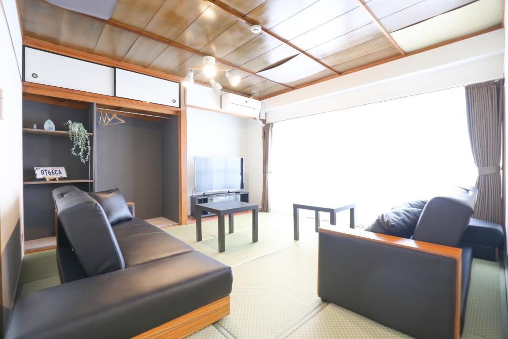福冈Fukuoka Condominium的带沙发和钢琴的客厅