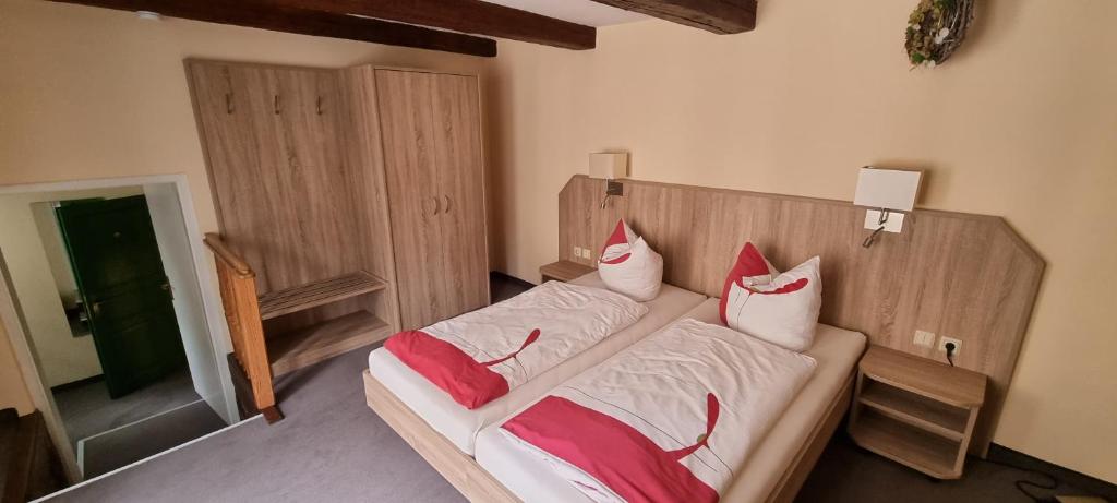 Postel nebo postele na pokoji v ubytování Hotel Zum Schloss