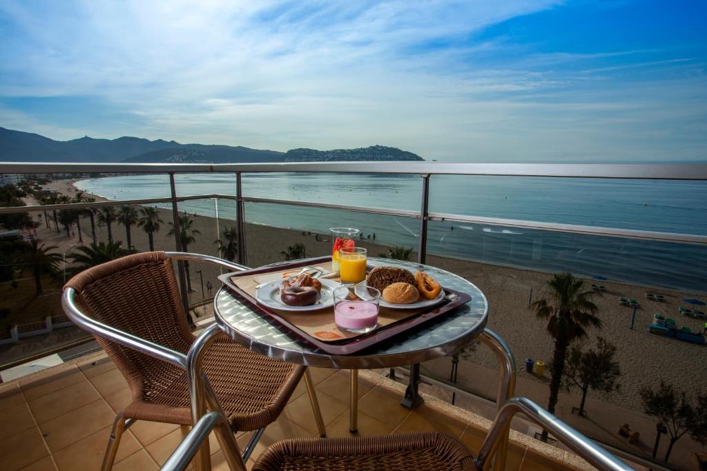 Hotel Monterrey Roses by Pierre & Vacances, Roses ...