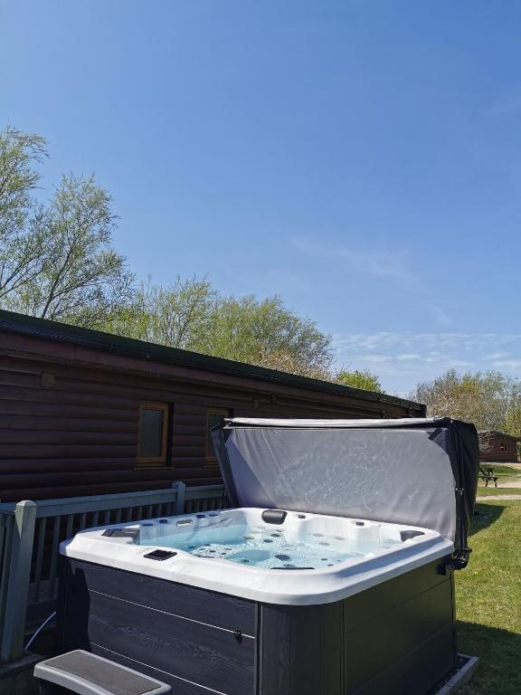 Wall Eden Farm - Luxury Log Cabins and Glamping - Large Log Cabin With Hot Tub