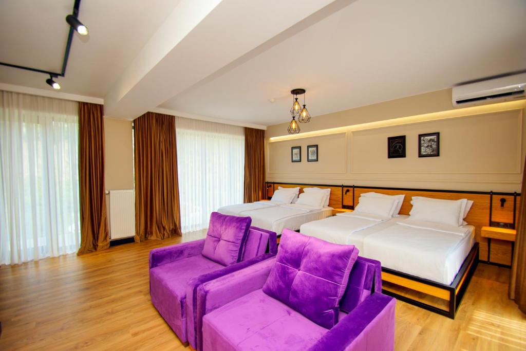 Postel nebo postele na pokoji v ubytování Borjomi Bridge Hotel