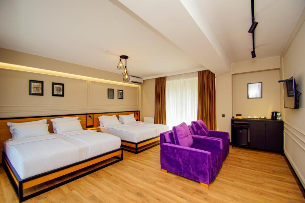 Postel nebo postele na pokoji v ubytování Borjomi Bridge Hotel