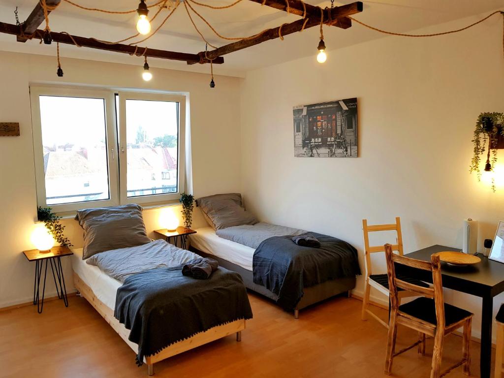 מיטה או מיטות בחדר ב-Design-Apartment für 4 mit Küche Nahe der City