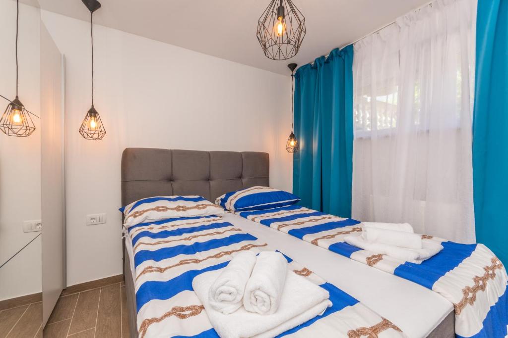 Posteľ alebo postele v izbe v ubytovaní Apartment Jakov with a pool