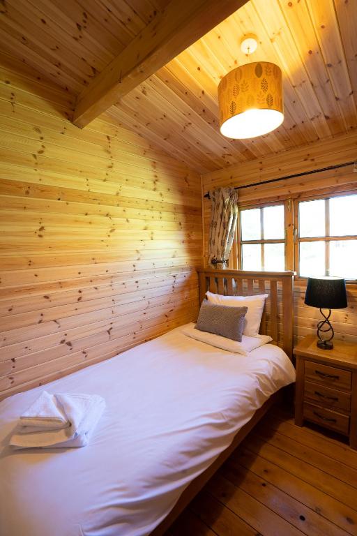 Postel nebo postele na pokoji v ubytování Wall Eden Farm - Luxury Log Cabins and Glamping