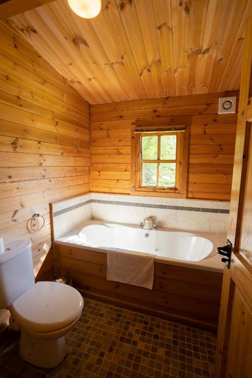 Koupelna v ubytování Wall Eden Farm - Luxury Log Cabins and Glamping