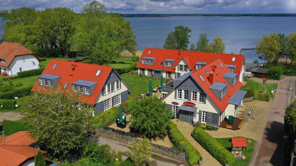 una vista aérea de una casa con techos naranjas en Fleesensee Resort & Spa en Göhren-Lebbin