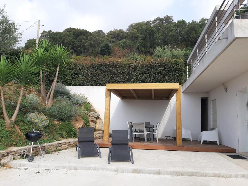 Balkón nebo terasa v ubytování T2 calme avec vue mer et borne de recharge sur demande