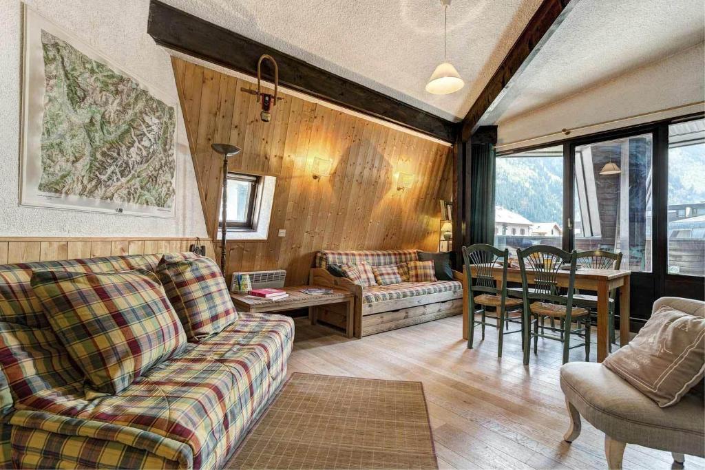 - un salon avec un canapé et une table dans l'établissement Apartment Lachenal - Alpes Travel - Alpes Travel - Central Chamonix - sleeps 4, à Chamonix-Mont-Blanc