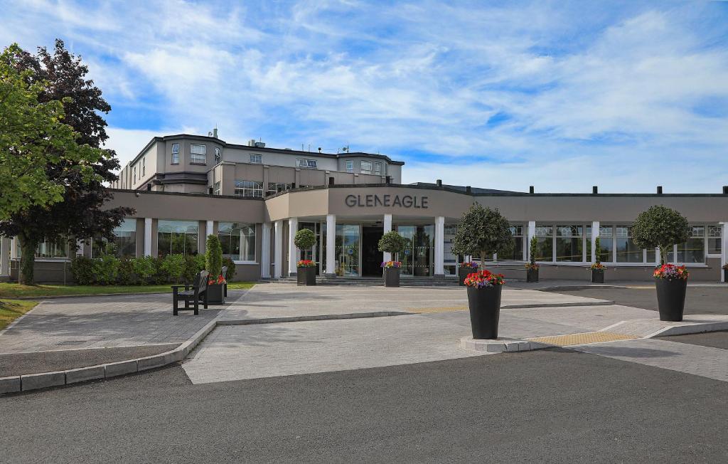 un grande edificio con un cartello che legge garage di The Gleneagle Hotel & Apartments a Killarney