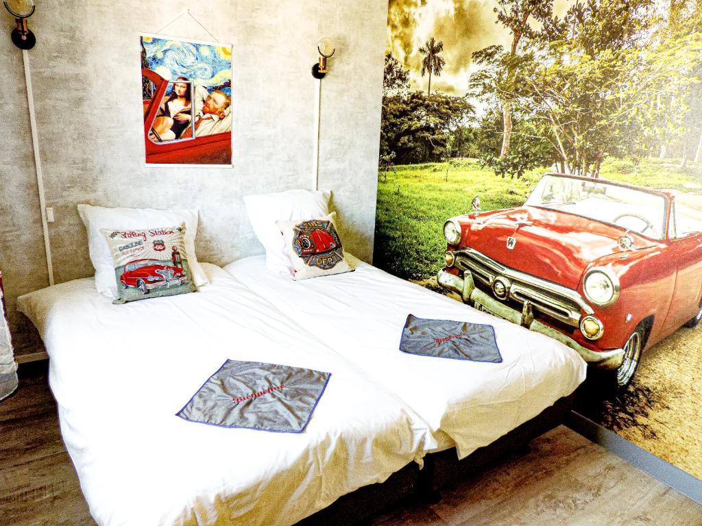 - une chambre avec 2 lits et une vieille voiture sur le lit dans l'établissement Tassigny Gare By Carl-Emilie, à Épinal