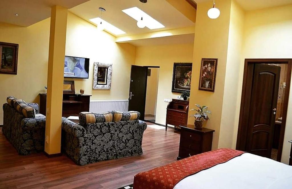 une chambre d'hôtel avec un lit et un canapé dans l'établissement Casa Republicii, à Braşov