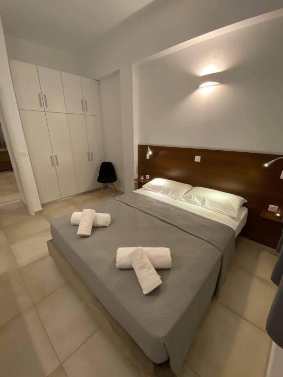 Posteľ alebo postele v izbe v ubytovaní HELIADES SUITES