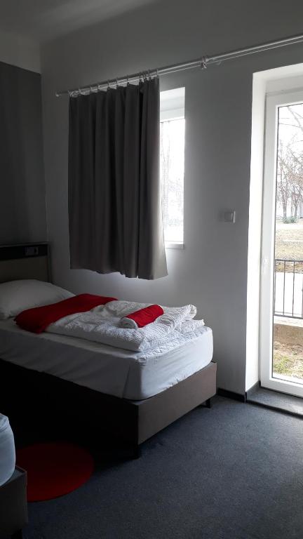 Posteľ alebo postele v izbe v ubytovaní No Stress Panzió-Pizzéria-Sporttábor