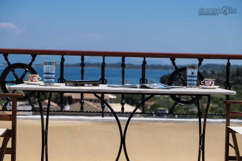 una mesa en un balcón con 2 tazas de café en Villa Konstantina en Petrití